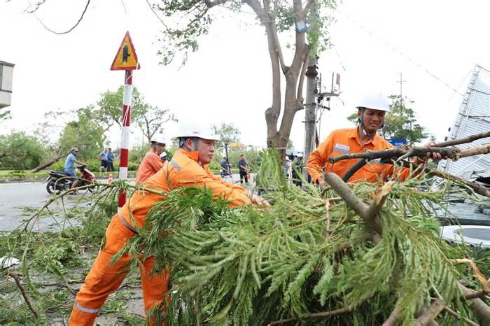 Nhiều địa phương cấp điện trở lại sau bão Yagi