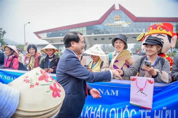 Việt Nam đón đoàn khách du lịch Trung Quốc đầu tiên sau 3 năm