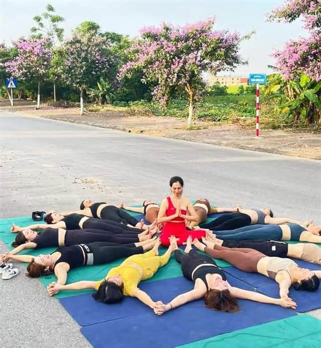 Phạt 14 người trong nhóm tập yoga giữa đường để chụp hình