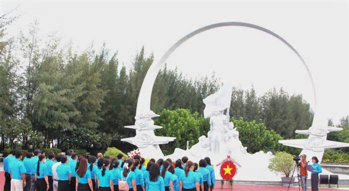 Đoàn đại biểu Công đoàn tỉnh Khánh Hòa tưởng niệm anh hùng liệt sĩ Gạc Ma