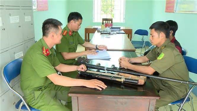 Gia Lai: Người dân biên giới tích cực giao nộp vũ khí, vật liệu nổ