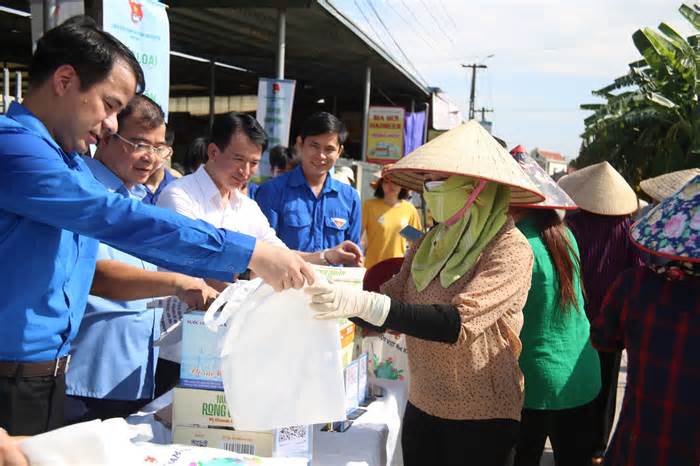 Thanh niên chung tay xây dựng cảnh quan và bảo vệ môi trường nông thôn