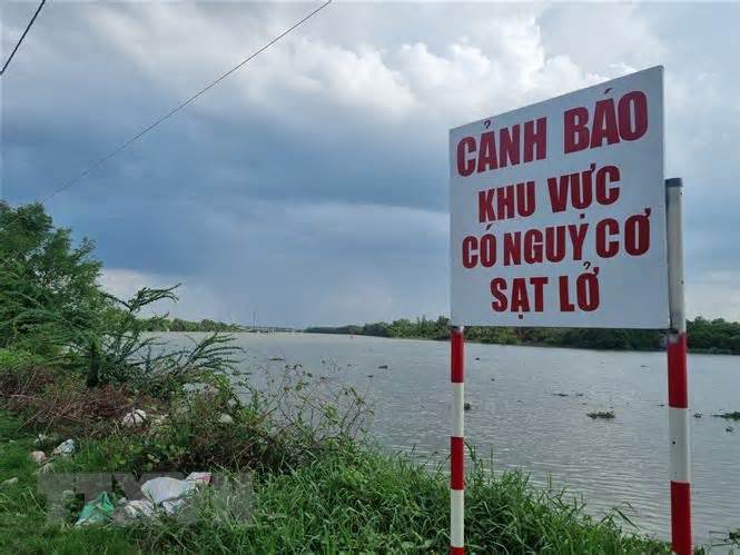 Long An: Sạt lở bờ sông Cần Giuộc, nhiều nhà dân bị nhấn chìm