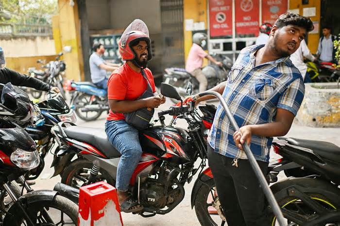 Bangladesh cho sinh viên nghỉ học để tiết kiệm điện, xăng dầu