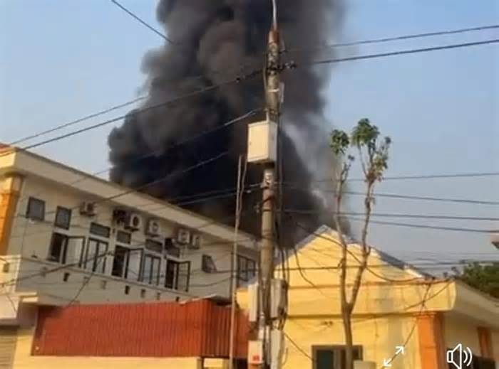 Cháy khu vực để xe tang vật trong trụ sở Công an huyện ở Hải Dương
