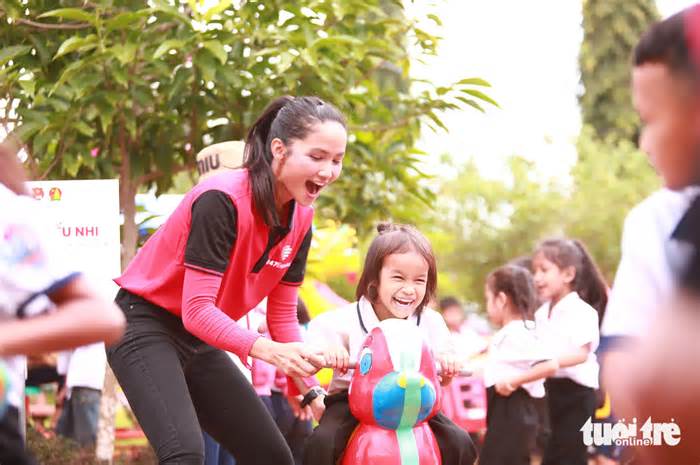 Hoa hậu H'hen Niê trao thẻ bảo hiểm, khu vui chơi cho trẻ em Đắk Lắk