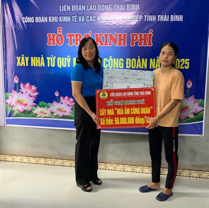 Trao 200 triệu đồng hỗ trợ 4 đoàn viên ở Thái Bình xây nhà Mái ấm Công đoàn