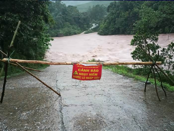 Một số tuyến đường khu vực biên giới tại Quảng Bình bị ngập, chia cắt, sạt lở