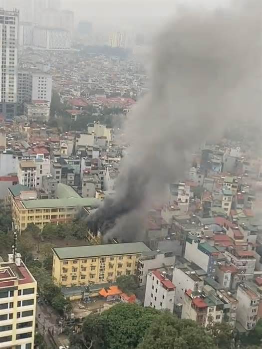 Cháy trường cấp 2 ở Hà Nội, khói đen bốc cao nghi ngút