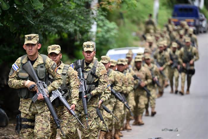 Quân đội El Salvador bao vây hai thành phố, truy bắt băng đảng