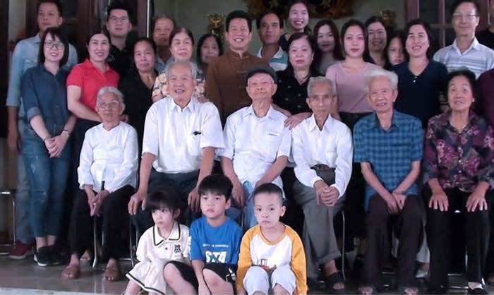 Gia đình có bốn anh em đều gần 100 tuổi
