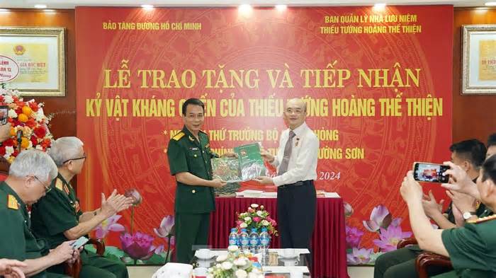 Bảo tàng Đường Hồ Chí Minh nhận kỷ vật kháng chiến từ gia đình Thiếu tướng Hoàng Thế Thiện