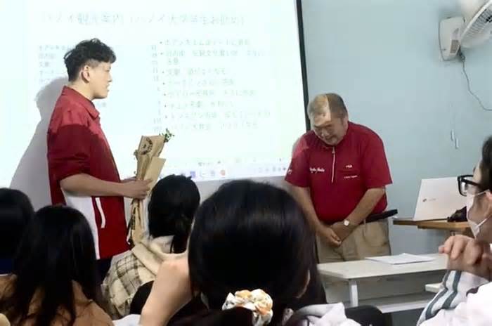 Thầy giáo người Nhật thẹn thùng khi được sinh viên Việt Nam chúc 20-11