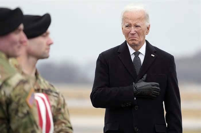 Ông Biden tới sân bay đón thi hài ba lính Mỹ thiệt mạng ở Jordan