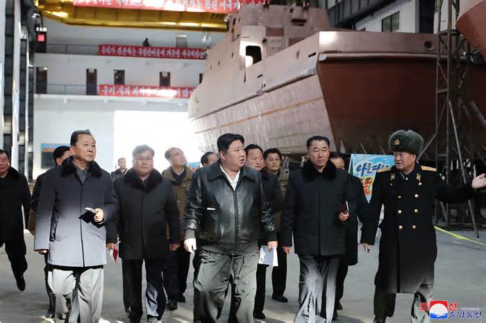 Ông Kim Jong-un thị sát xưởng đóng tàu chiến