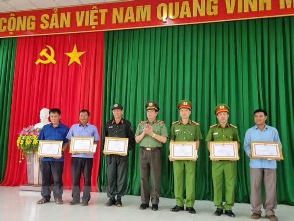 Khen thưởng tập thể, cá nhân truy bắt 3 đối tượng truy nã nguy hiểm