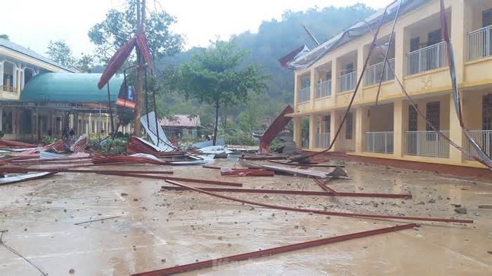 Mưa đá, gió lốc làm tốc mái gần 500 ngôi nhà, trường học ở Sơn La