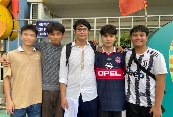 Quen qua game, nhóm gen Z bay từ TP.HCM ra Hà Nội cổ vũ bạn thi tốt nghiệp
