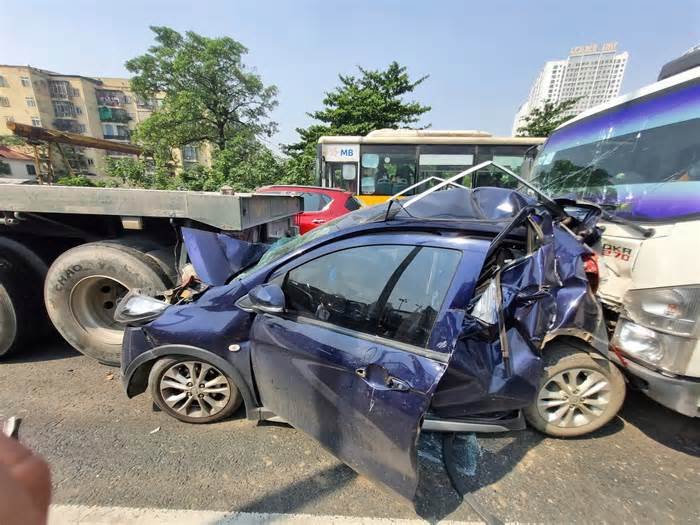 Hà Nội: Tai nạn ô tô liên hoàn, 4 người mắc kẹt