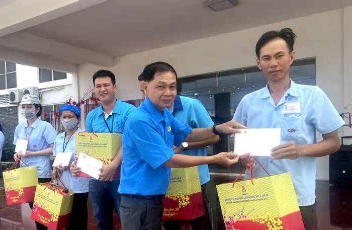 Trao quà Tết của Phó Thủ tướng đến người lao động khu công nghiệp