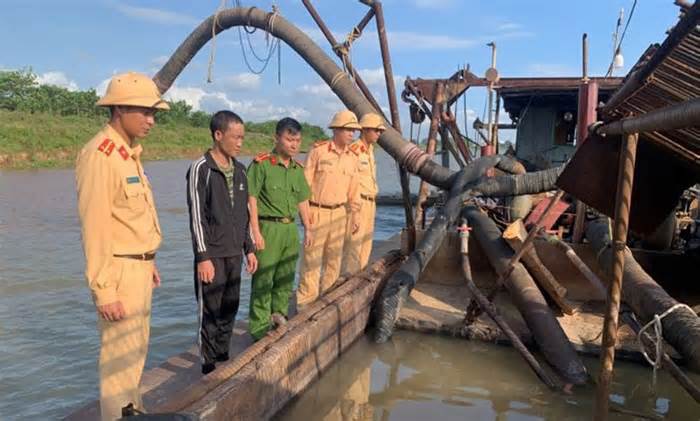 Bắt giữ 2 tàu khai thác cát trái phép trên sông Hồng ở Thái Bình