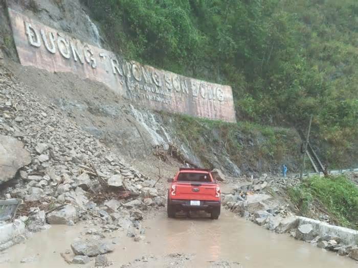 Kon Tum:Thông tuyến đường Trường Sơn Đông sau khi bị vùi lấp do sạt lở