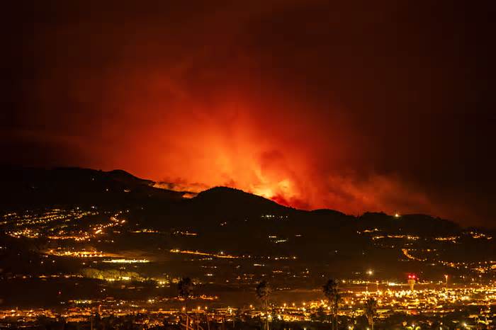 Cháy rừng ở Tây Ban Nha vượt tầm kiểm soát, biển Balearic chuyển màu đen