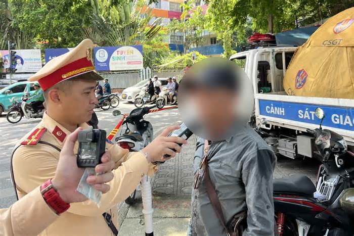 Vi phạm nồng độ cồn, shipper ở Hà Nội bị tạm giữ 2 xe máy trong 1 tuần
