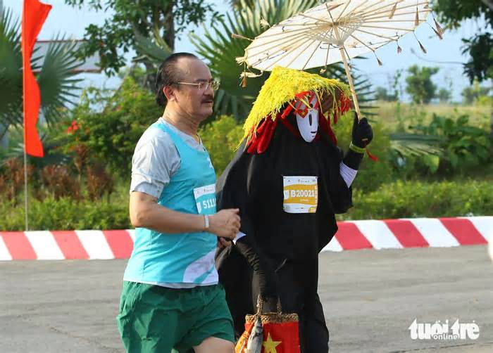 Runner Võ Quốc Thắng khuấy động đường chạy GreenUP Marathon 2024