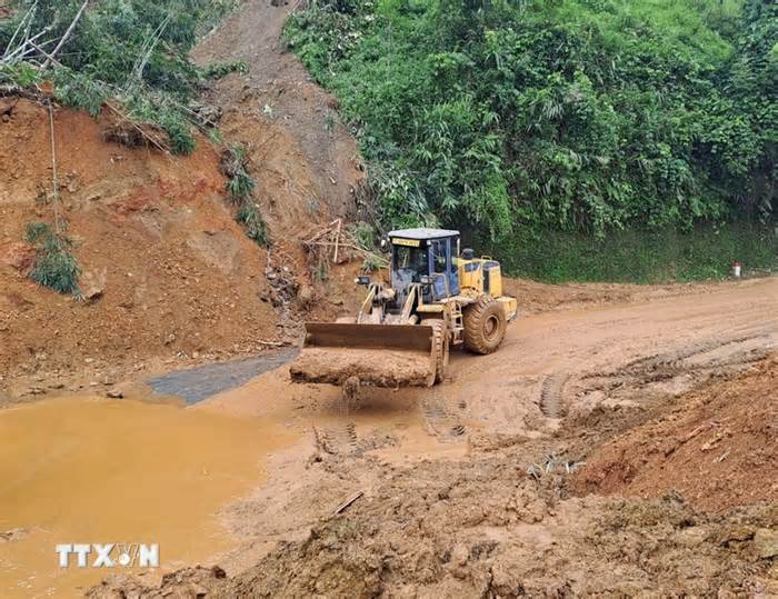 Vụ sạt lở tại Hà Giang: Dừng tìm kiếm nạn nhân, tập trung thông đường