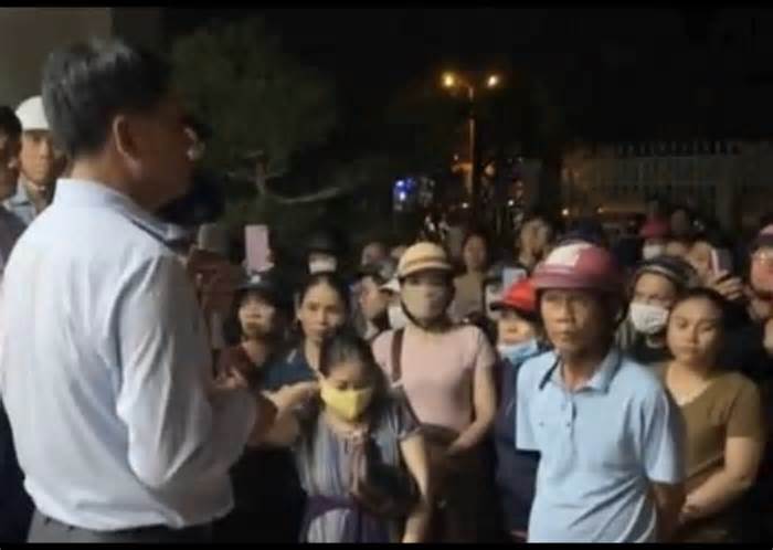 Nghi bị trộm thông tin cá nhân, hàng trăm người 'vây' trụ sở Điện lực Lao Bảo