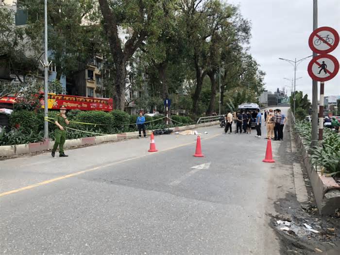 Hai học sinh thương vong sau vụ tai nạn giữa xe máy điện và ô tô khách ở Hà Nội