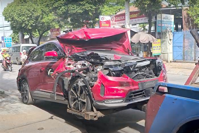 Tai nạn liên hoàn ở Hóc Môn, ô tô con bị 2 xe tải kẹp biến dạng