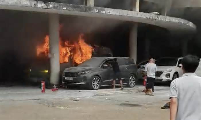 Cháy bãi ôtô ở TP HCM