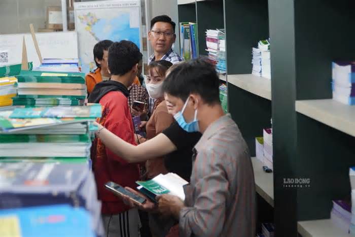 Các trường ở TPHCM lên phương án hỗ trợ học sinh mượn sách trước khai giảng