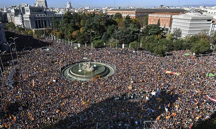 Biểu tình lớn nhất Tây Ban Nha phản đối luật ân xá Catalan