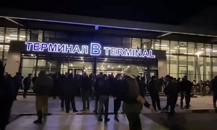 Ông Putin nói Ukraine, phương Tây xúi giục bạo loạn tại sân bay Nga
