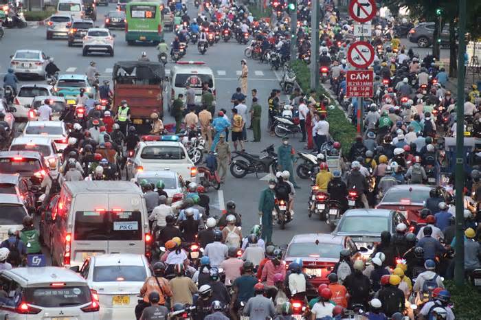 Đường Phạm Văn Đồng kẹt cứng chỉ vì một vụ tai nạn giao thông
