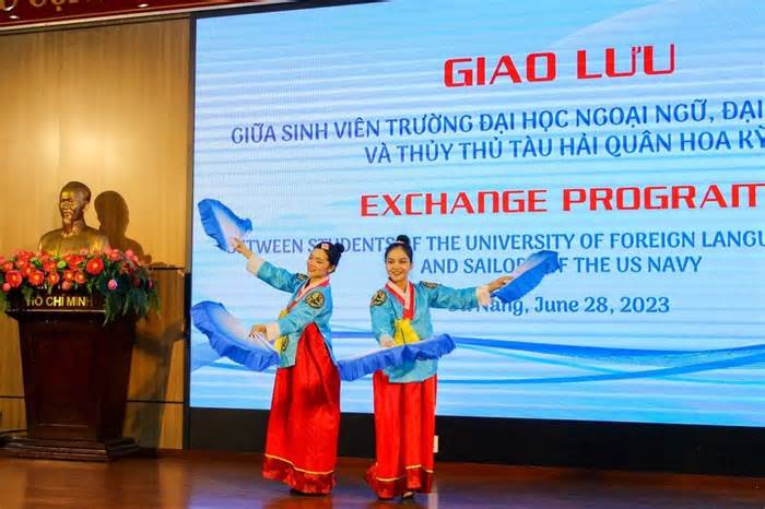 Sinh viên Đà Nẵng mặc trang phục Hanbok gây ấn tượng với Hải quân Hoa Kỳ