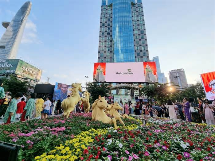 Vietcombank đồng hành Đường hoa Nguyễn Huệ, lan tỏa 'Tết cực vui'