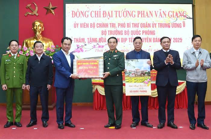 Đại tướng Phan Văn Giang yêu cầu bộ đội vui Xuân an toàn, sẵn sàng chiến đấu cao