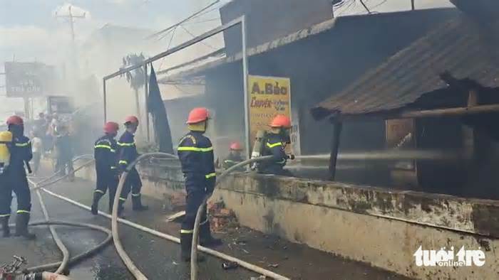 Cháy liên tục 1 giờ ở Tiền Giang, 5 căn nhà bị thiêu rụi, 2 căn bị cháy sém