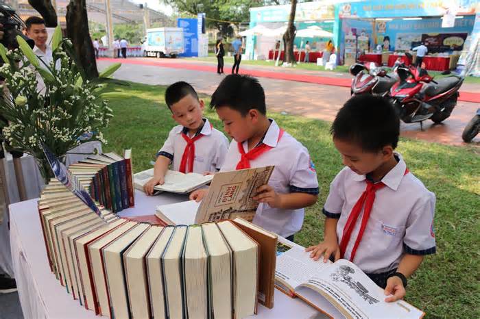 Học sinh vượt hàng chục kilomet đến Ngày Sách và Văn hóa đọc Việt Nam