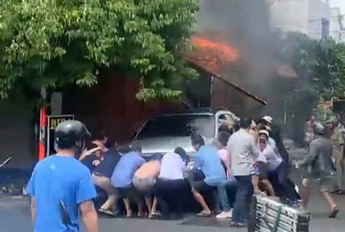 Gần 20 người hợp sức đẩy xe bán tải tránh đám cháy ở quận Tân Phú