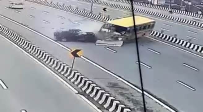 2 vụ tai nạn xe buýt liên tiếp ở Ấn Độ làm hàng chục người thương vong