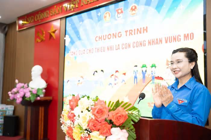 Bí thư T.Ư Đoàn Nguyễn Phạm Duy Trang thăm, tặng quà cho con em công nhân vùng mỏ