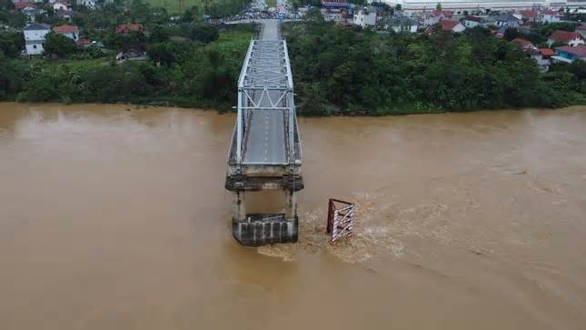 Vụ sập cầu Phong Châu: Đề xuất phương án mới trục vớt phương tiện