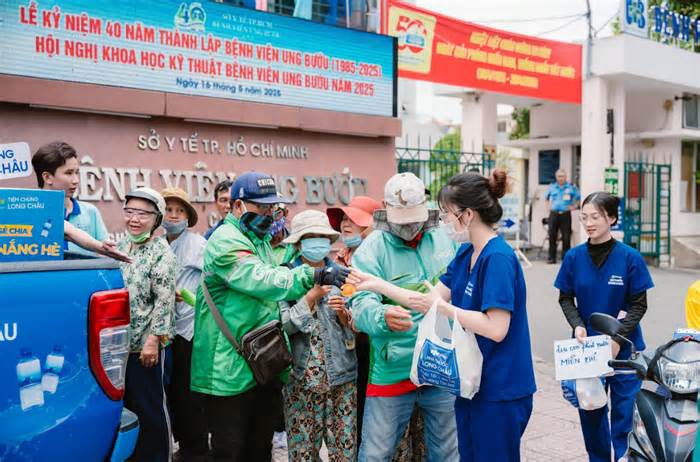 Hàng nghìn người dân được tặng nước miễn phí giữa trưa nắng