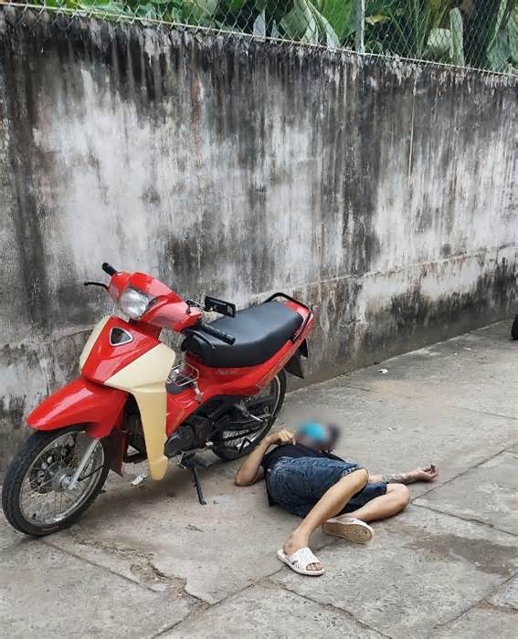 Nam thanh niên tử vong bất thường cạnh xe máy ở Vĩnh Long