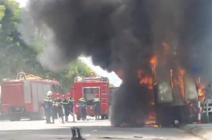 Xe tải bất ngờ bốc cháy giữa trưa ở Đà Nẵng